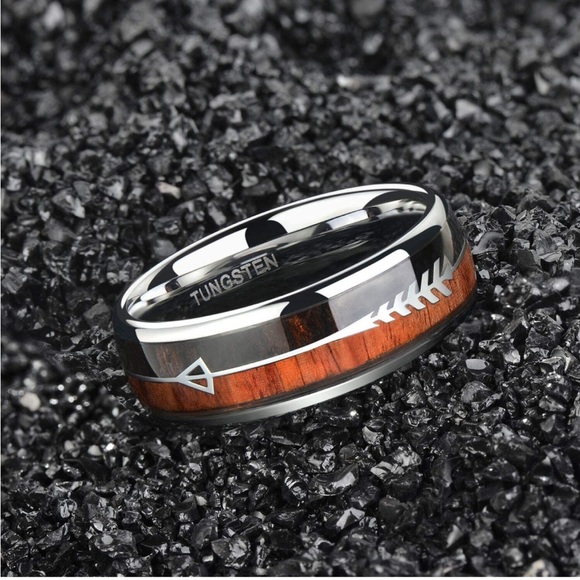 🎉HP🎉 New 8mm Tungsten Koa Wood Arrows Inlay Band Ring - Picture 2 of 5